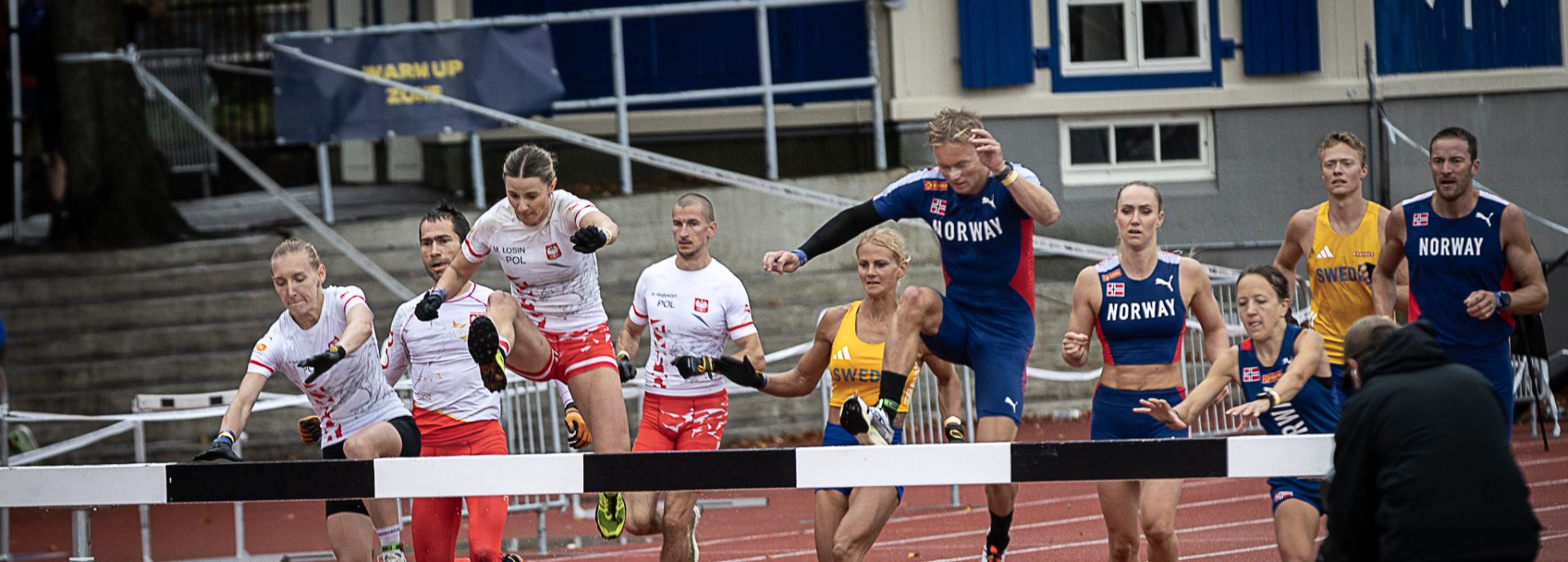 Reprezentantki Polski wbiegające na metę podczas Mistrzostw Świata OCR
