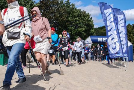 Uczestnicy marszu Piaskiem w raka na plaży