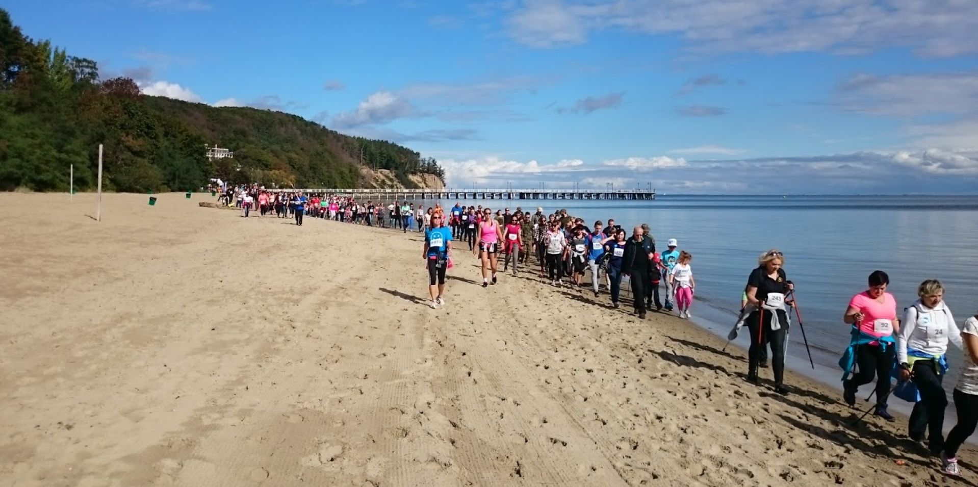 Uczestnicy marszu Piaskiem w raka na plaży