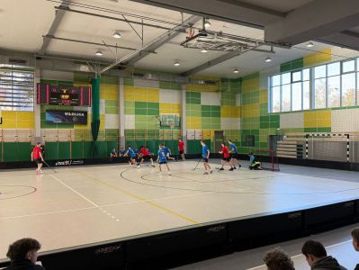 rywalizacja zawodników w grze w unihokeja