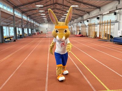 Uczestnicy Gdyńskiego Biegu Niepodległości na stadionie miejskim w Gdyni